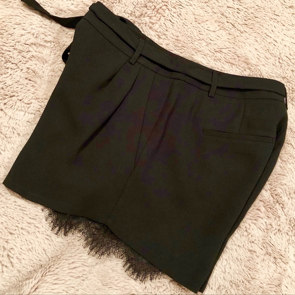 Elegant dress shorts with lace detail - Picture 4 of 8